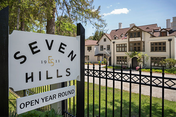 Seven Hills Inn Exterior Signage